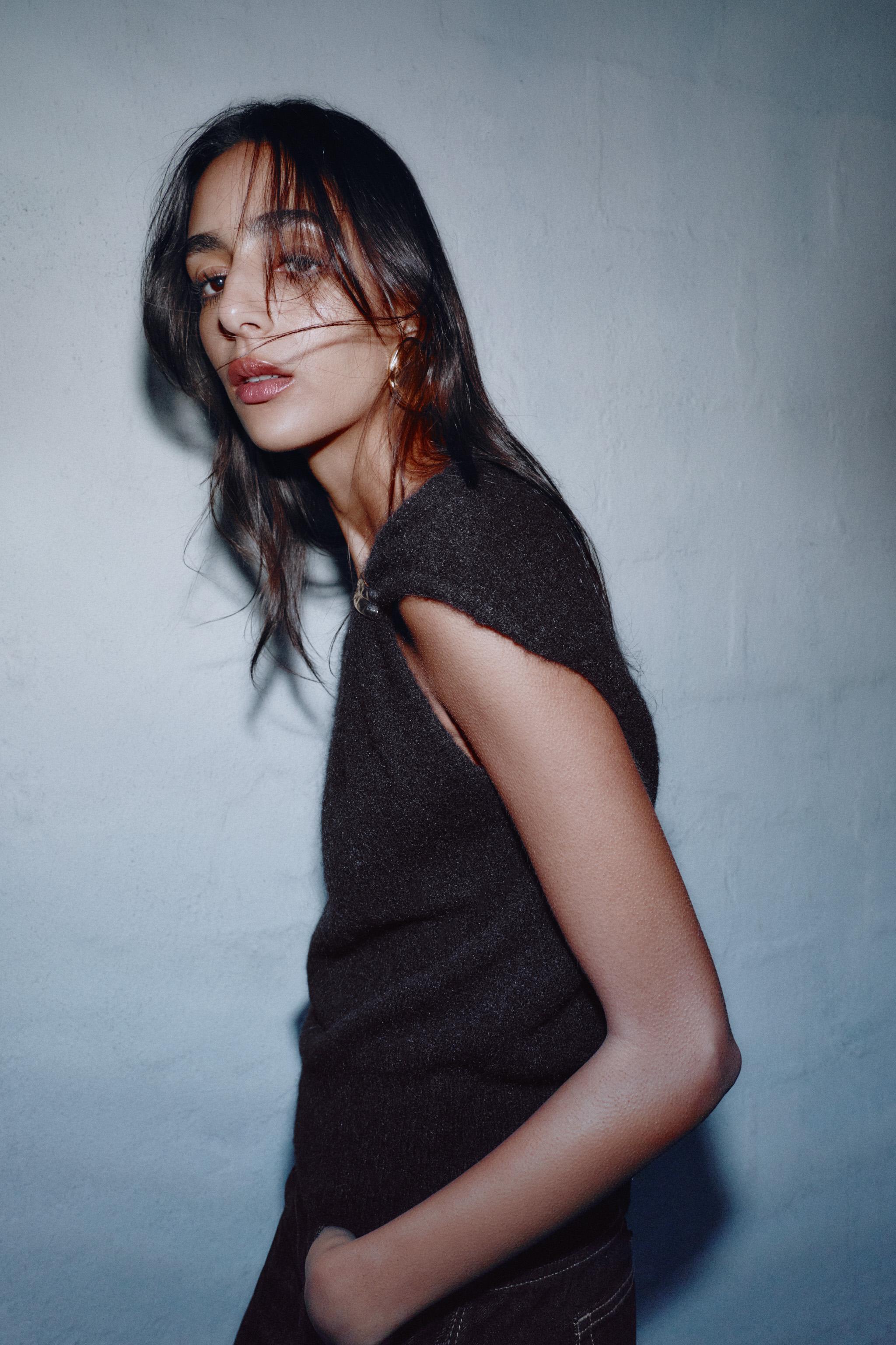 SLEEVELESS KNIT JUMPER WITH BROOCH